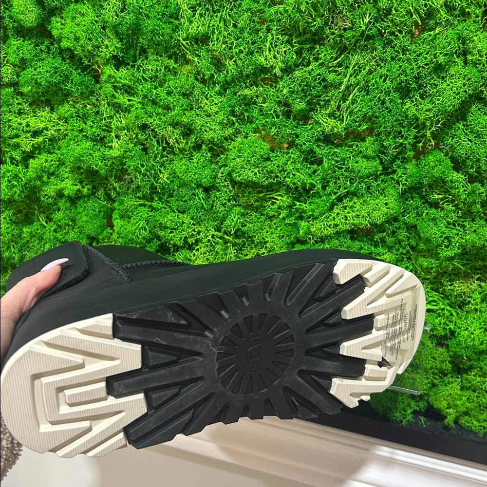🇨🇦 UGG Women's Classic Leather StreetScape - Picture 10 of 11